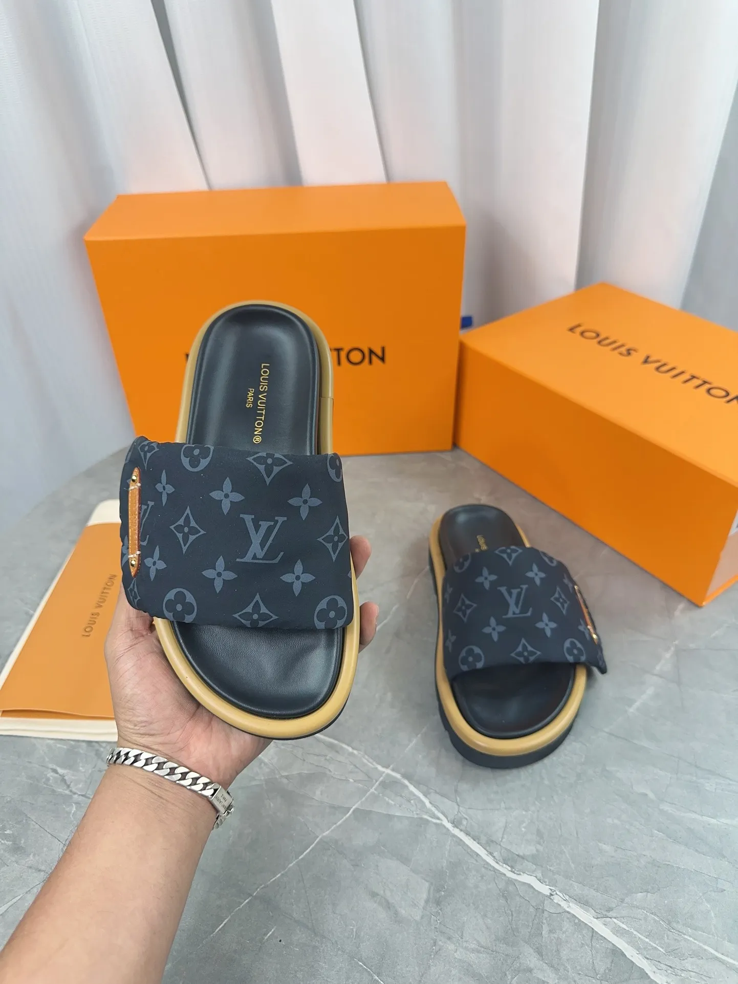👟👟Ex-factory price 360👟👟 Women's Shoes Women's Clothing LV Donkey Brand L Home 2023 Hot Style Embossed Logo Embossed Sandals This Pool Pillow Comfort flat sandals are made of technical fabrics and use high-frequency embossing technology to reinterpret the Monogram pattern. Soft padded upper with adjustable Velcro, comfortable and tough insole adds harmonious color ▪️Fabric: Original customized technical fabric ▪️Lining: soft sheepskin lining ▪️Sole: Original open-molded rubber foam outsole Color: sky blue. Yellow. Black ▪️Size: 35-45